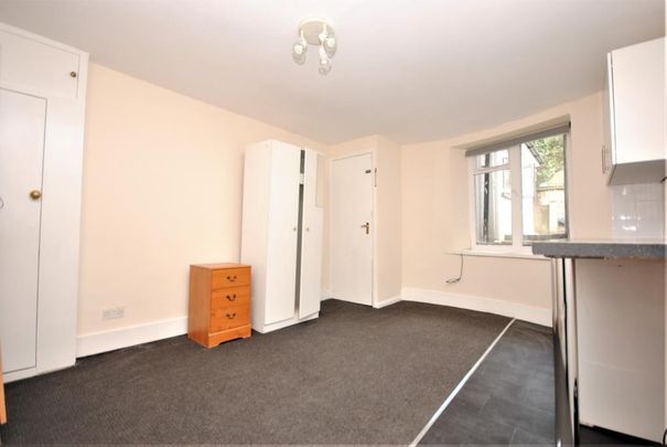 1 bedroom in a house share to rent - Photo 1