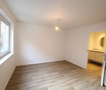 GELIJKVLOERS APPARTEMENT IN HET CENTRUM - Photo 2