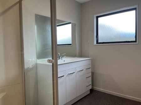 Freshly painted 3-bedroom unit in the heart of Hillmorton! - Photo 2