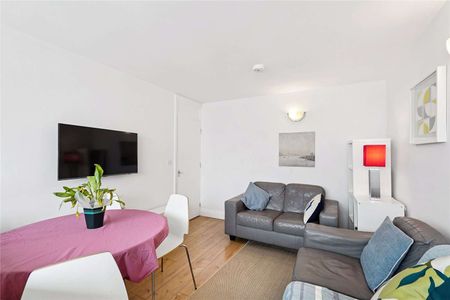 A newly decorated 3 double bedroom flat - Photo 2