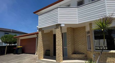 4 BEDROOMS FAMILY HOME IN NEW LYNN - Photo 4