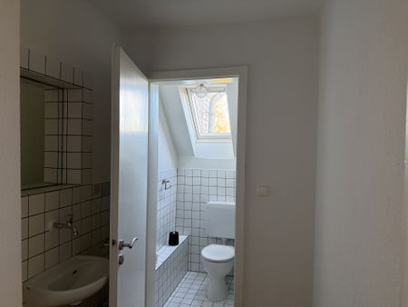 Wohnen mit Blick auf das Bismarckviertel – charmante 3-Zimmer-Dachgeschosswohnung! - Photo 5