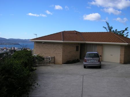 2/4 Hickson Place, West Hobart TAS 7000 - House For Rent | Domain - Photo 2