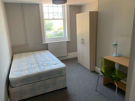 Convenient House Share near Preston Room 1 - Photo 3