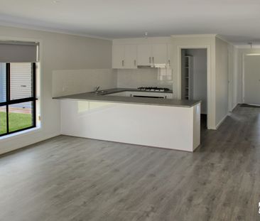 4 Bedrooms + Ensuite - Central Location! - Photo 4