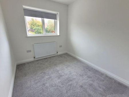 4 bedroom semi-detached house to rent - Photo 3