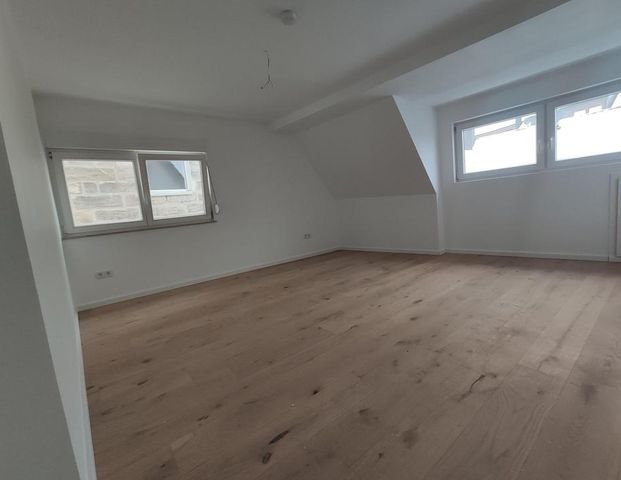 Exklusives Wohnen nach Sanierung: Helle 3-Zimmer-DG-Wohnung mit Balkon & Parkett in Schnaittach - Foto 1
