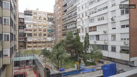 Rooms for rent in 7-bedroom apartment in Cuatro Caminos - Photo 2