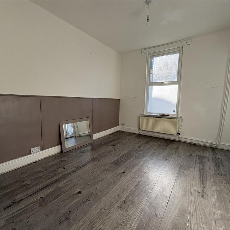 2 bedroom end of terrace house to rent - Photo 1