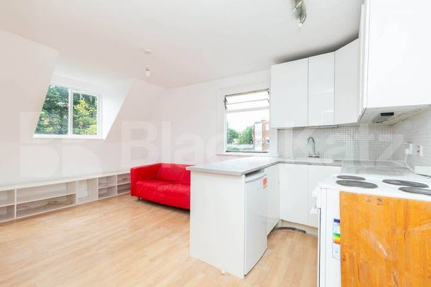 Top floor one double bedroom flat conveniently located close to transport - Photo 1