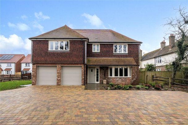 A well proportioned modern detached family home - Photo 1