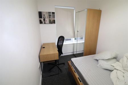 1 bedroom in a house share to rent - Photo 3