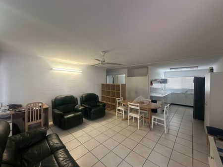 Furnished Low-set Unit - Photo 2