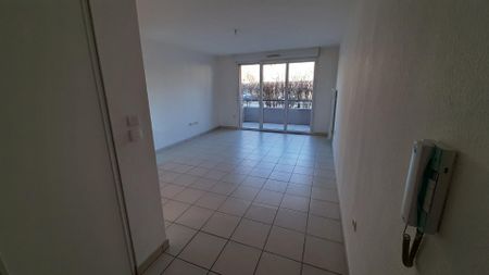 location Appartement T2 DE 42.99m² À ROQUETTES - Photo 3
