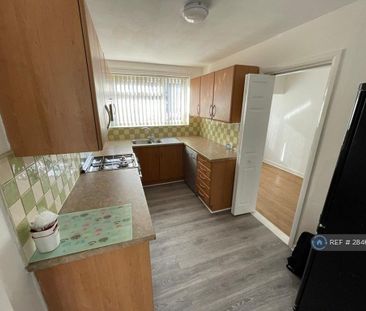 3 bedroom semi-detached house to rent - Photo 4