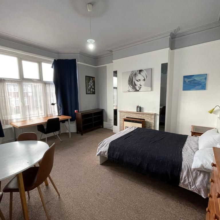 1 bedroom in a flat share to rent - Photo 1