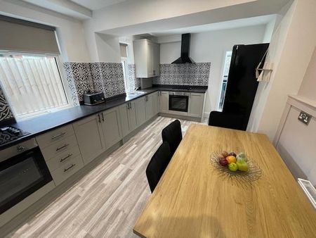 1 bedroom in a house share to rent - Photo 2