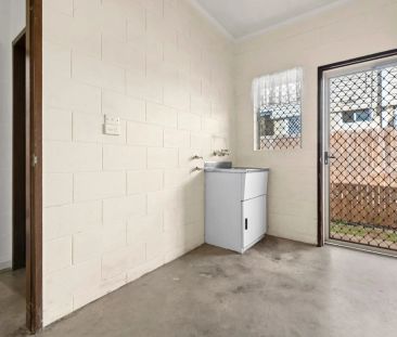 Solid lowset family home - Photo 3