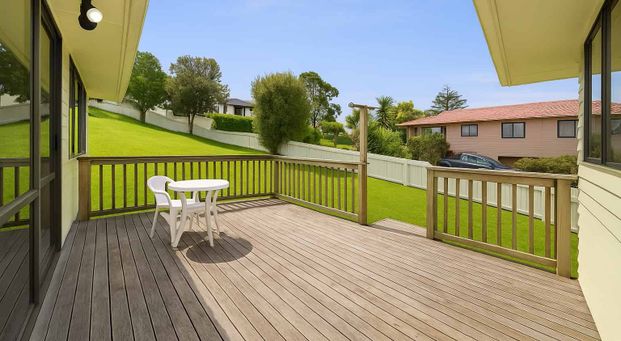 Perfect family home- train, schools and shops at your door step- Fully fenced - Photo 1