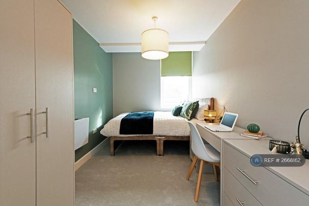 1 bedroom in a house share to rent - Photo 1