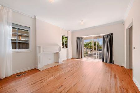 5 Bed, 3 Bath - Photo 2