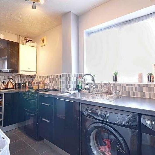 Signal Grove, Bloxwich, WS3 - Photo 1