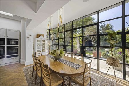 An exceptional period residence with contemporary extension in a prime Hale location. - Photo 5