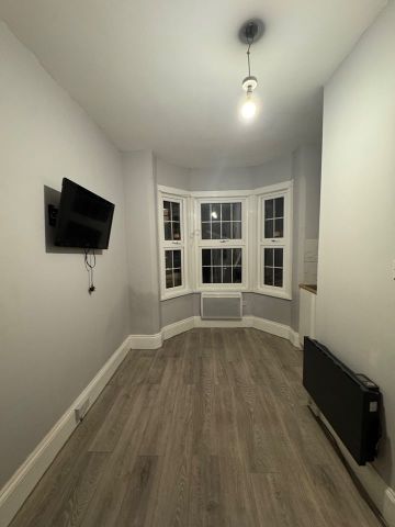 Studio Flat, Radstock Road, RG1 - Photo 4