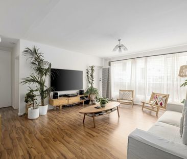 TWO BEDROOM BEAUTY IN SOUGHT AFTER LOCATION - Photo 3