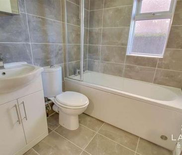 Warwick Road, CO15 - Photo 4