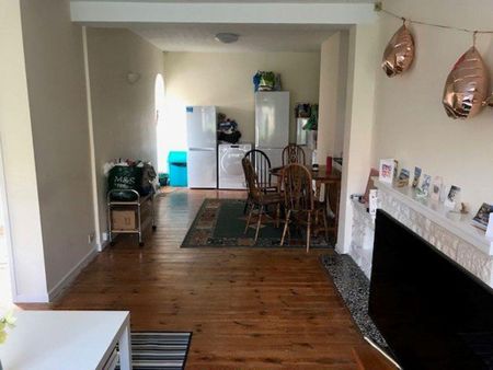 4 bedroom flat to rent - Photo 2