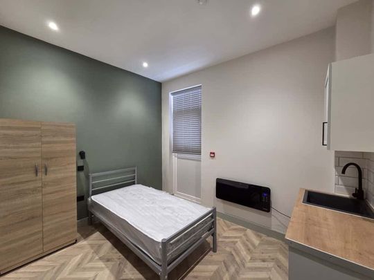 Studio Flat, Mansell Road, W3 - Photo 1