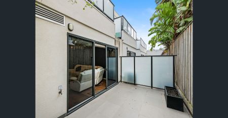 FULLY FURNSIHED BOUTIQUE APARTMENT WITH COURTYARD ! CAFES AND BEACH AT YOUR DOORSTEP - Photo 3