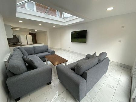 8 bedroom terraced house to rent - Photo 5