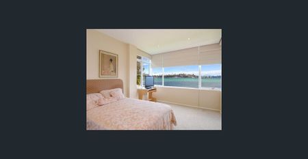 Great apartment in prime location with water views - Photo 5