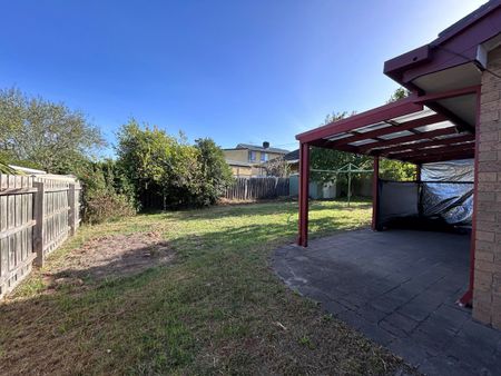 Family-Friendly 3-Bedroom Home with Large Backyard & Excellent Comfort - Photo 5