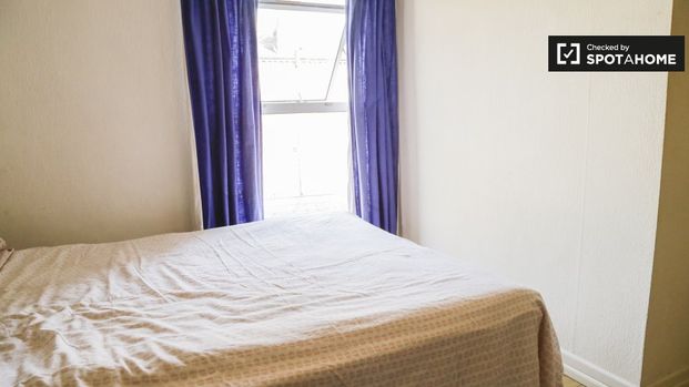 Comfy room to rent in 7-bedroom flat in Stoneybatter, Dublin - Photo 1