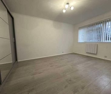 Leatherhead, KT22 - Photo 2