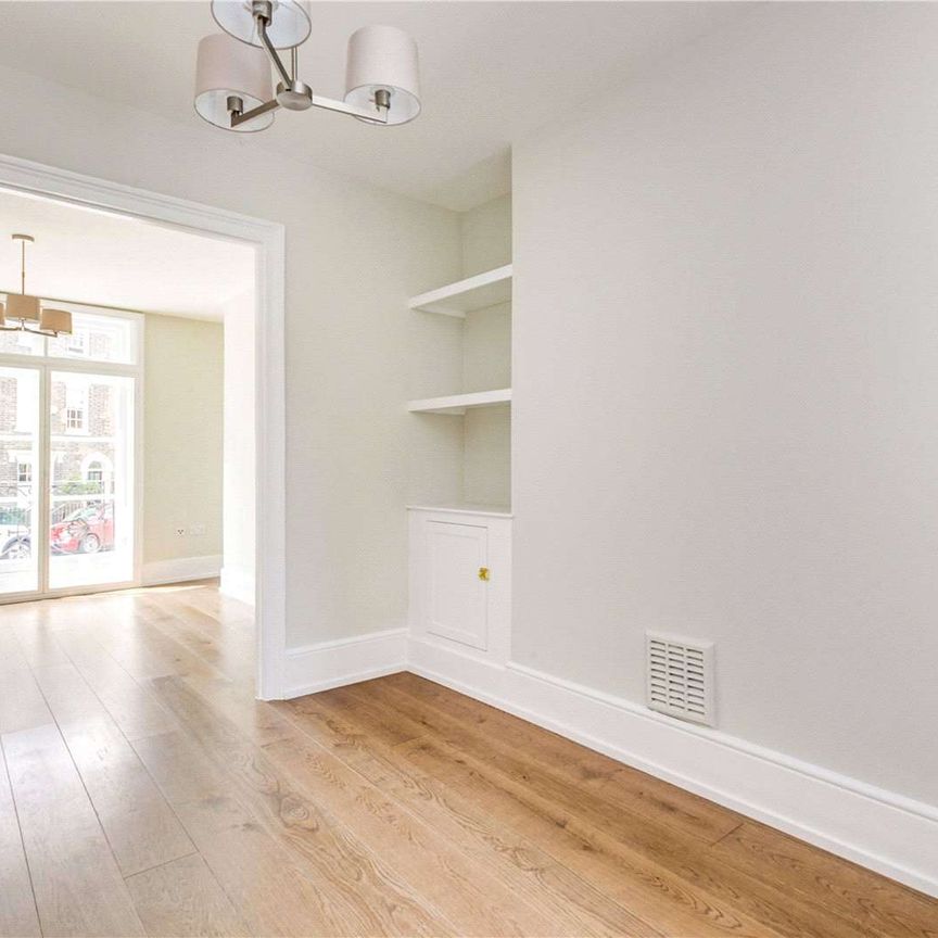 This charming period house is a contemporary family home set over 3 floors. Not suitable for sharers. - Photo 1