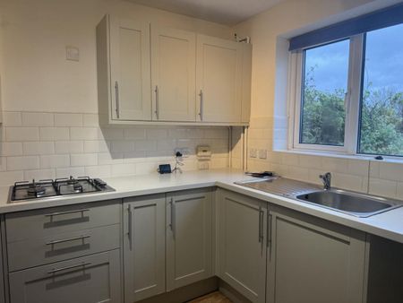 3 bedroom end of terrace house to rent - Photo 4