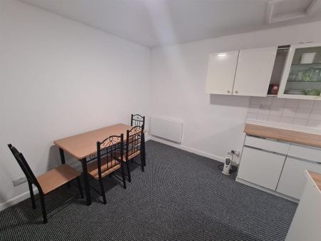 3 bedroom private hall to rent - Photo 2