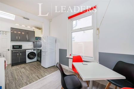 4 bedroom house to rent Percy Road, Southsea, PO4 - Photo 3