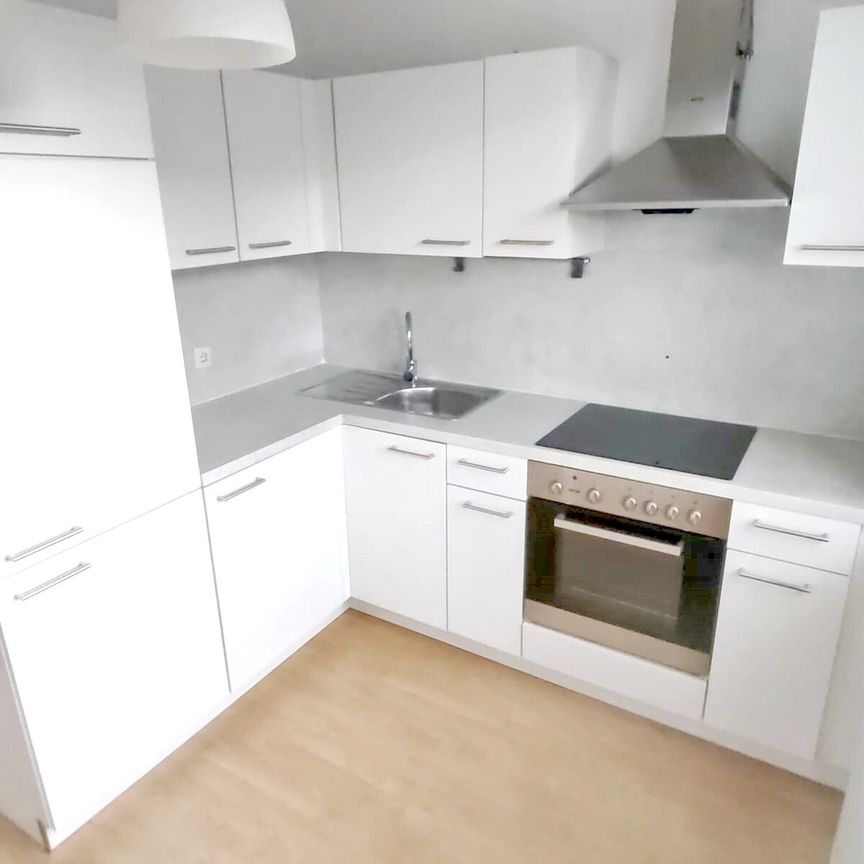 Sehr gut geschnittene Zweizimmer-Wohnung mit Balkon und Garagenplatz - Zentrale, ruhige Lage - Photo 1