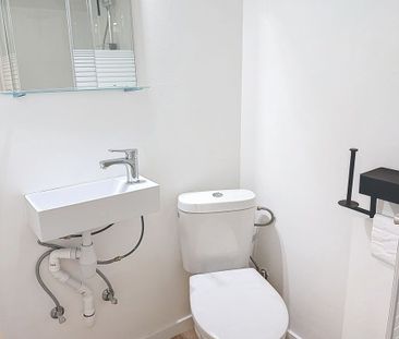Gelijkvloerse gemeubelde studio met privé-kelder te huur! - Photo 5