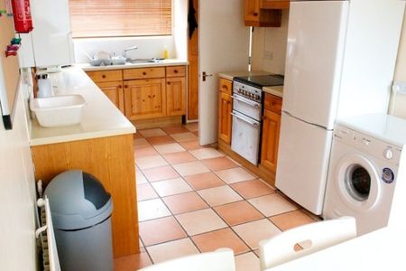 Spacious 4 Bedroom House, Colchester - Close to Uni - Photo 5