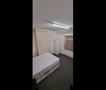 3 Bed Terraced House, Shaftesbury Road, M8 - Photo 1