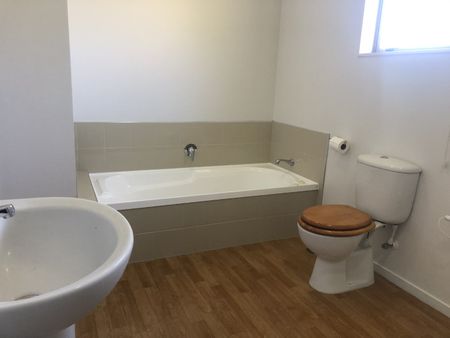 Check out this great three bedroom townhouse! - Photo 2