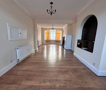 3 Bed Terraced House, Malvern Drive, IG3 - Photo 4