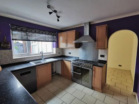 3 bedroom semi-detached house to rent - Photo 4