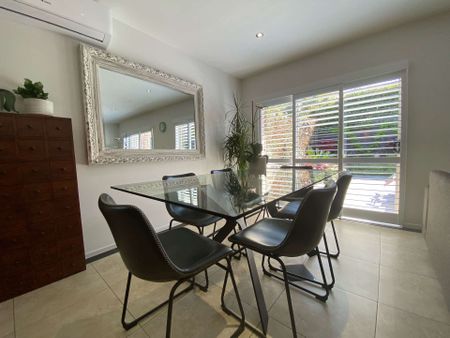 Executive Home - Minutes to motorway - Photo 2